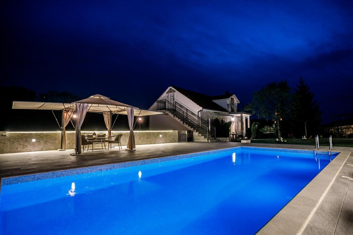 Villa Jozini Dvori Krstatice 外观 照片